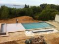 Le volet automatique d'une piscine à débordement située à Bandol Var
